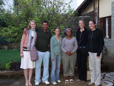 Projects Abroad volunteers with their Ethiopian host family A host family in Ethiopia with their volunteers