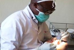 Volunteer Medicine & Healthcare A Dentistry volunteer observes dental practice in Kenya