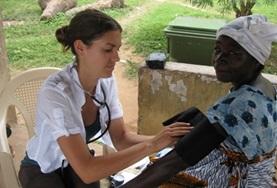 Volunteer Medicine & Healthcare A Nursing volunteer works with a patient in Ghana